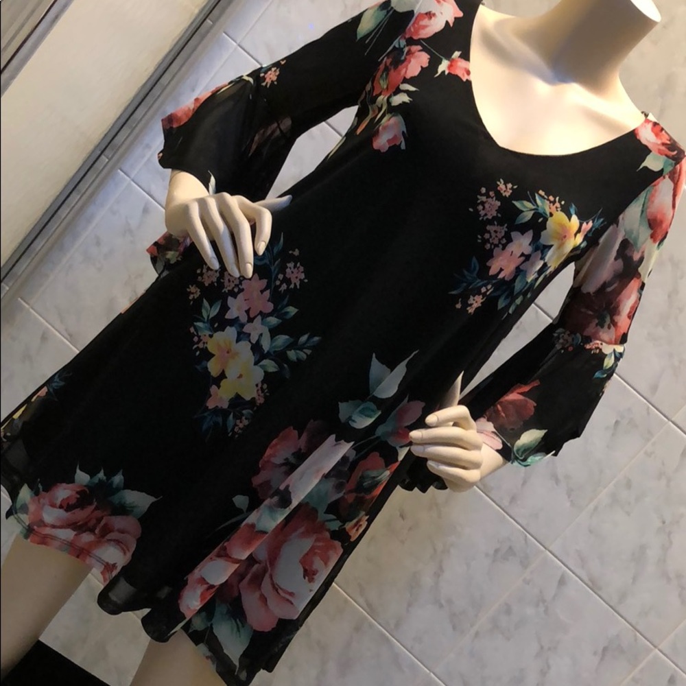 3/4 bell sleeve scoop neck floral dress. - Picture 7 of 8